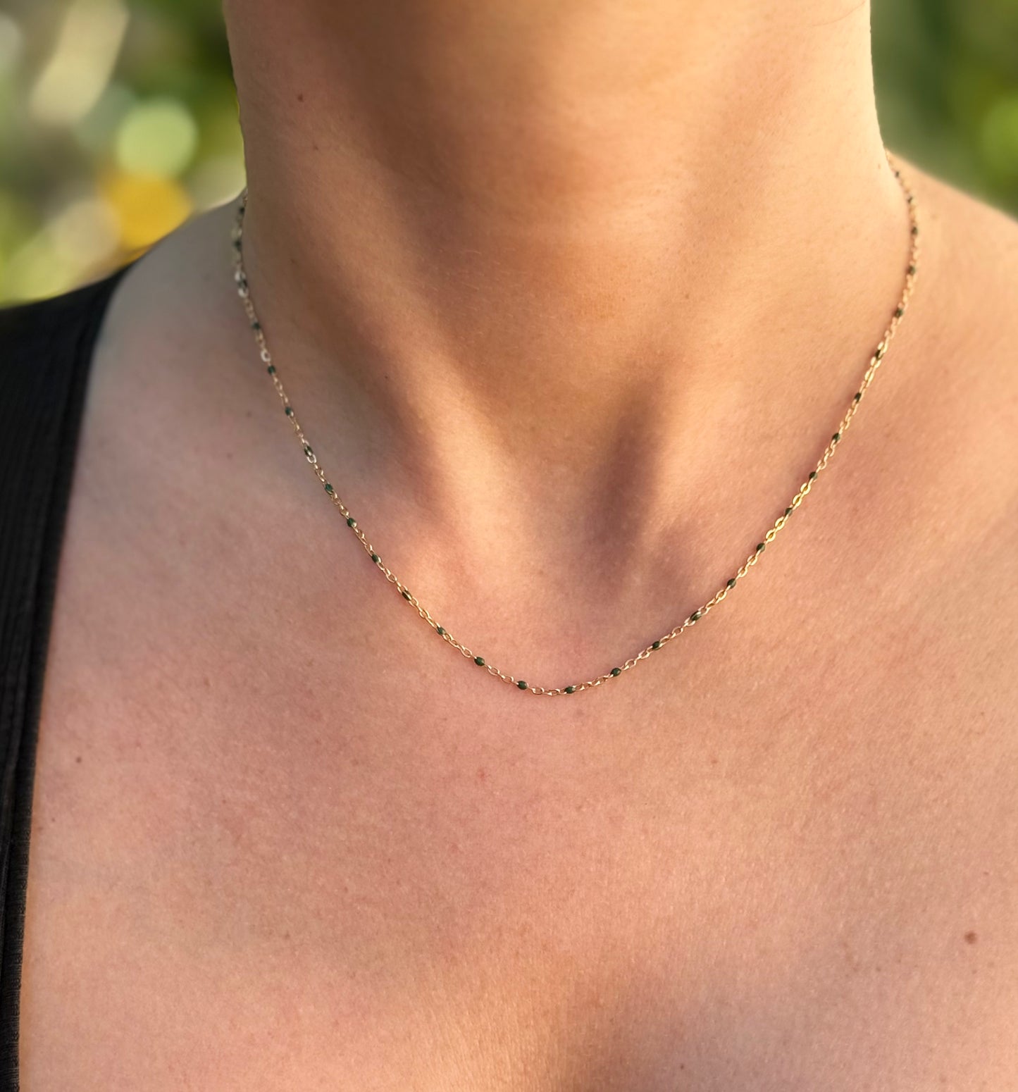 Collier émaillé P gris bleuté