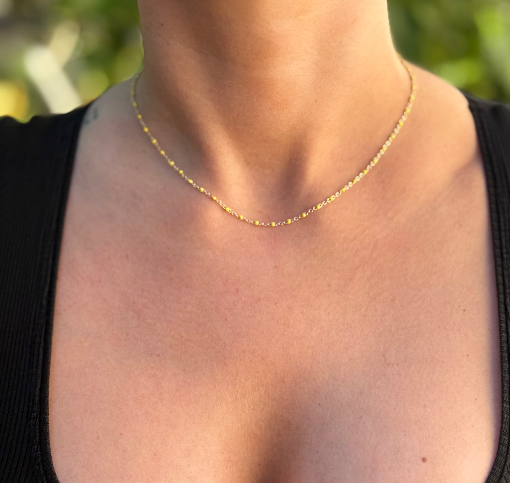 Collier émaillé P jaune