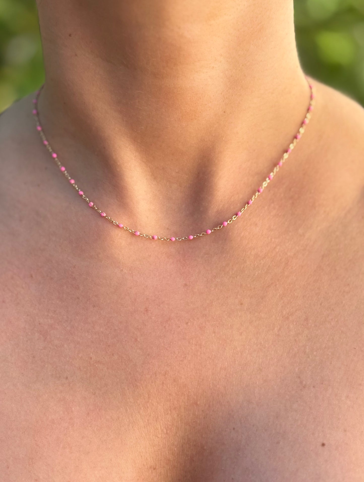 Collier émaillé P rose