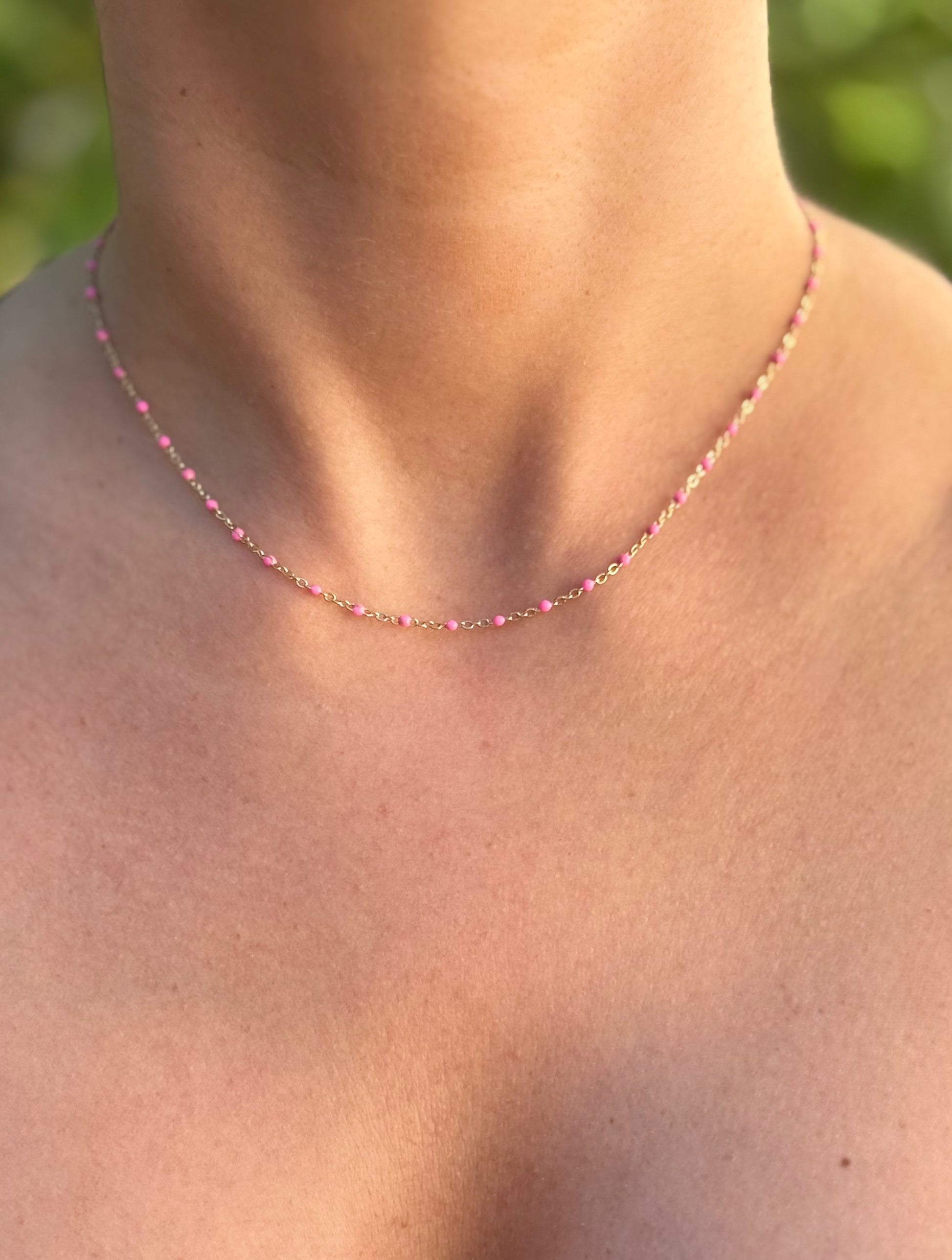 Collier émaillé P rose